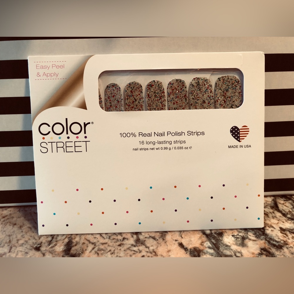 Color Street 𝐆𝐋𝐈𝐓𝐙𝐁𝐔𝐑𝐆𝐇 (retired) - Picture 2 of 4